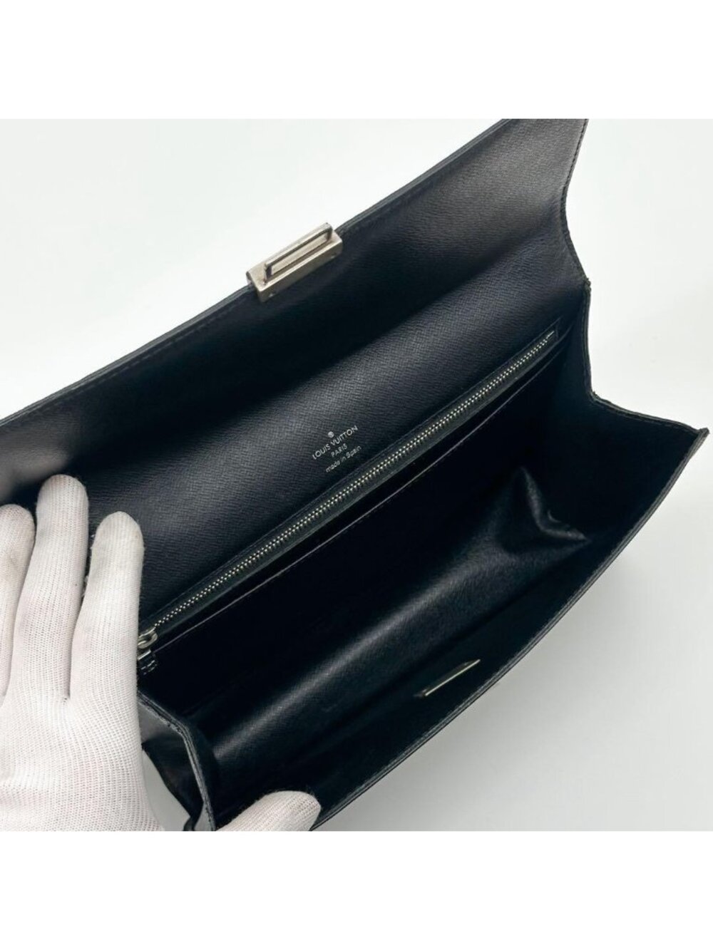 Louis Vuitton Selenga Taiga Clutch Leather - Picture 8 of 13